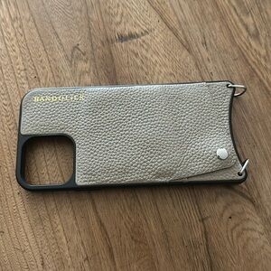 Emma Pebble Leather Crossbody Bandolier -iPhone 12 / 12 Pro
Color: Greige/Silver